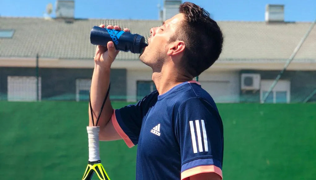 ¿Cómo hidratarse correctamente para jugar al pádel y rendir al máximo?